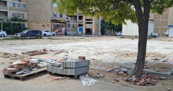 Кирпичи лежат месяцами: дети играют среди стройматериалов в Актау