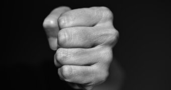 Избил девушку и разбил стекло о ее голову: жестокое нападение в клубе сняли на видео в Уральске