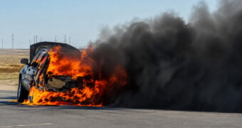 Внедорожник полыхал на трассе близ Актау
