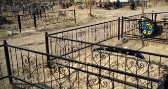 Открытые ворота и коровы среди могил: что происходит на новом кладбище в Актау