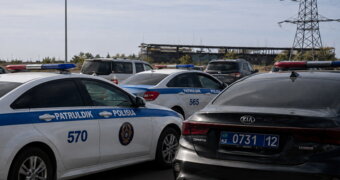Полицейские машины у суда встревожили жителей Актау