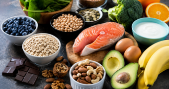 Шоколад — не главный: какие продукты поднимают настроение