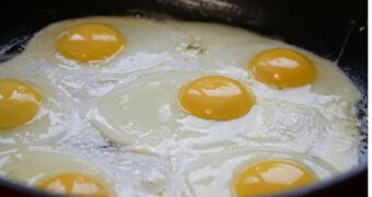 Яйцо каждый день: кому это полезно, а кому стоит быть осторожнее