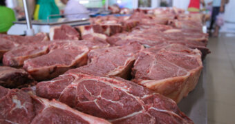 За что платит покупатель: мясник раскрыл три уловки продавцов на рынке