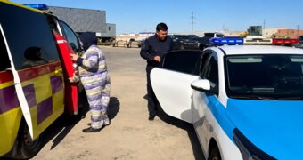 Девочка потеряла сознание на трассе Актау — Жетыбай: на помощь пришли полицейские