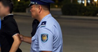 Ночные прогулки и поездка без прав: за что наказали родителей подростков в Актау