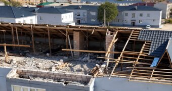 Крышу жилого дома сорвало ветром в Мангистау