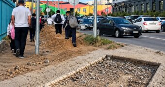 «Полоса препятствий для детей»: жители Актау жалуются на состояние дорог у школ