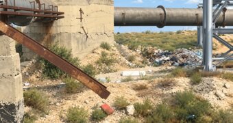 В Актау пожаловались на мусор возле трубопровода у ТЭЦ-1