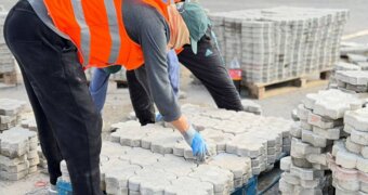 Старую брусчатку из парка «Акбота» в Актау уложат в микрорайонах