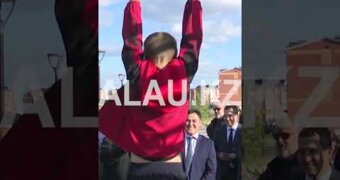 Аким Костаная увидел мальчика на детской площадке и неожиданно достал 5 тысяч теңге (видео)