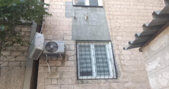В Актау жители пожаловались на свисавший с фасада кондиционер