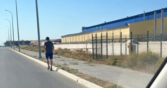 Опасная пробежка: в Актау люди вышли на проезжую часть и вызвали обеспокоенность водителей