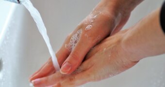 Отказ от душа ради феромонов: учёные объяснили, работает ли новый тренд