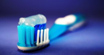 Стоматолог объяснил, почему зубы нужно чистить не менее двух минут