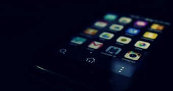 Офтальмолог объяснила, чем опасно использование смартфона в полной темноте
