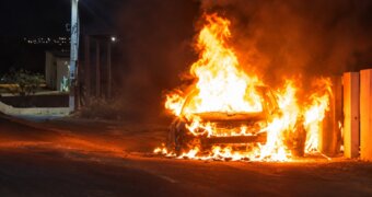 В Мангистау загорелась легковушка: появилось видео с места пожара