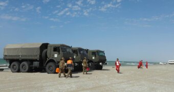 «Здесь всё произошло»: корреспонденты Lada.kz побывали на месте трагедии на Каспии