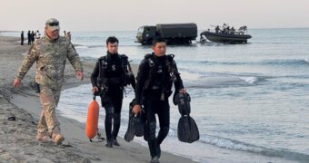 На Каспии в Мангистау продолжаются поиски: к операции привлечены сотни спасателей, авиация и водолазы