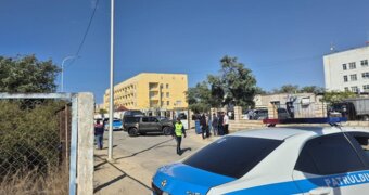 Обстановка у морга в Актау: проезд перекрыт, на месте находятся родные погибших военнослужащих
