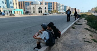 Вместо остановки - бордюр: дети в Актау ждут автобус у самой дороги