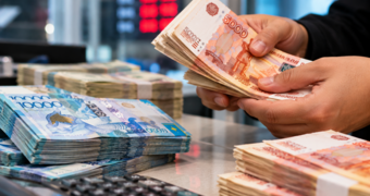 Казахстанцы бросились покупать рубли — спрос подскочил сразу в 49 раз