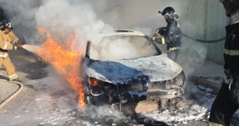 В Актау у детского сада горел автомобиль
