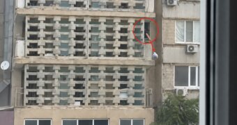 Бросают мусор прямо с этажа на землю в Актау