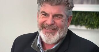 Спустя 58 лет мужчина узнал имя своего биологического отца — его знают миллионы