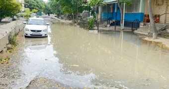 Двор дома в 3-м микрорайоне Актау затопило после прорыва водопровода
