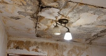 «Через потолок уже видно небо»: квартиры затопило после дождя в Актау