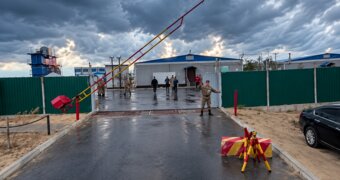 «Домой вернулись не все»: кадры возвращения солдат после трагедии на Каспии