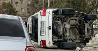 Не справился с управлением: водителя перевернувшегося автомобиля в Актау привлекли к ответственности