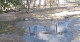 Проблема не решается: жители 13 микрорайона Актау второй год ждут восстановления дороги возле школы