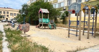 Детские площадки в Актау не сдали в срок — подрядчику пригрозили судом