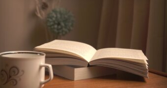 Врач объяснила, почему чтение книг и использование смартфона одинаково влияют на зрение