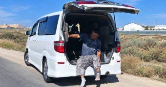 Скорпион заставил водителя прервать поездку близ Актау