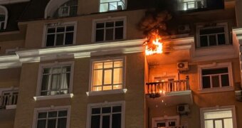 Обшивка балкона загорелась в доме в Актау: жильцы сами потушили пожар