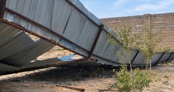 В 17-м микрорайоне Актау пожаловались на поваленный забор и саженцы без полива