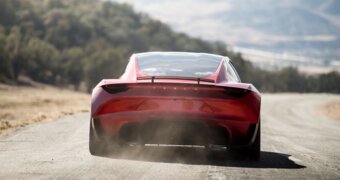 Tesla представила автомобиль, способный перепрыгивать препятствия и переворачиваться в воздухе