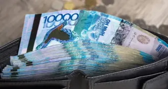 Казахстанцы начали добровольно отказываться от денег государства