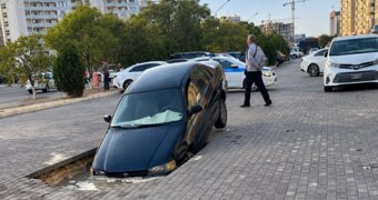 Земля ушла из-под колёс — в Актау автомобиль оказался в яме с водой