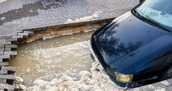 Причину нашли, виновного нет — кто ответит за провал брусчатки в Актау