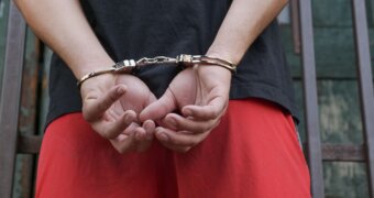 В Астане мужчину арестовали на 10 суток за преследование женщины и домогательства