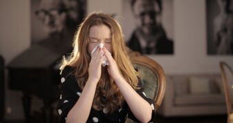 Вирус или аллергия: терапевт объяснила, как распознать две главные причины осеннего насморка