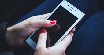 Новые методы выбивания долгов: коллекторы запугали женщину созданными нейросетью интимными фото