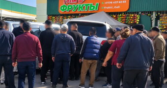 Перепутала передачу и сбила людей — ДТП на рынке в Актау