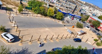 В Актау оградили участок между жилыми домами — горожане забили тревогу