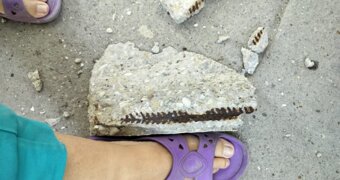 В Актау с жилого дома обрушились крупные куски бетона — жильцы опасаются трагедии