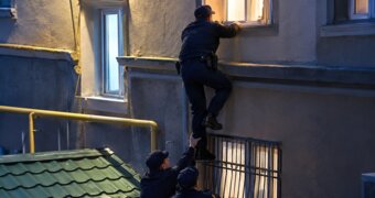 Заметили малыша у открытого окна: в Актау полицейские спасли двоих детей